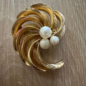 Vintage 60s 1/2 Swirl Brooch